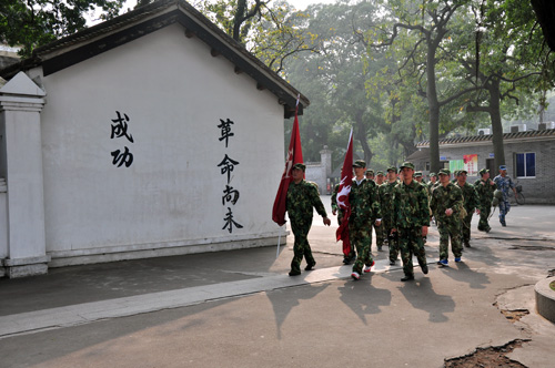 10公裏野外拉練，好色先生入口終於到達目的地，黃埔軍校舊址